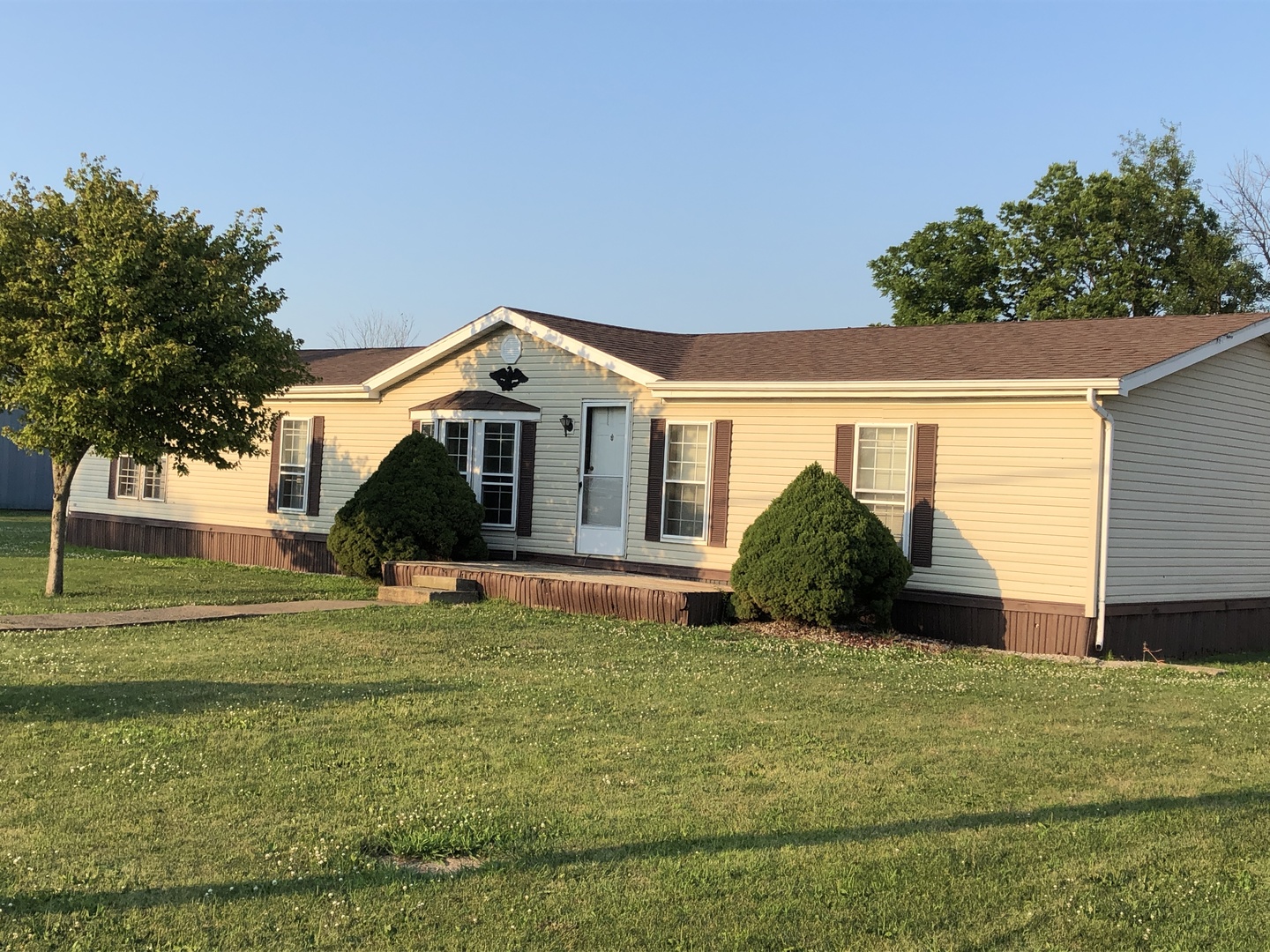 29134 North 3400 E Road Dwight, IL 60420 - Photo 1 of 27 a front view of a house with a yard