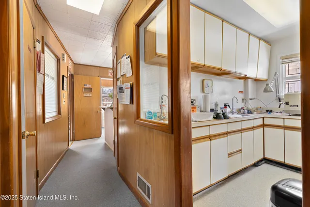 $650,000 | 1625 Victory Boulevard | Castleton Corners