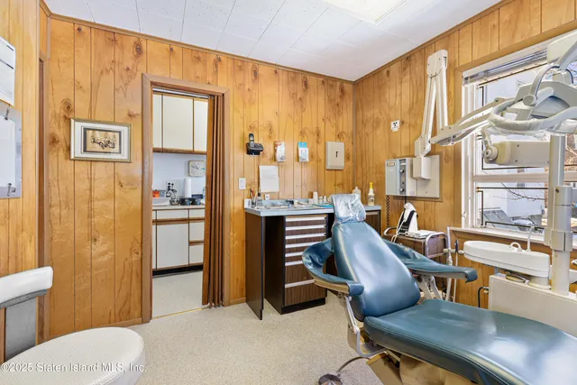 $650,000 | 1625 Victory Boulevard | Castleton Corners