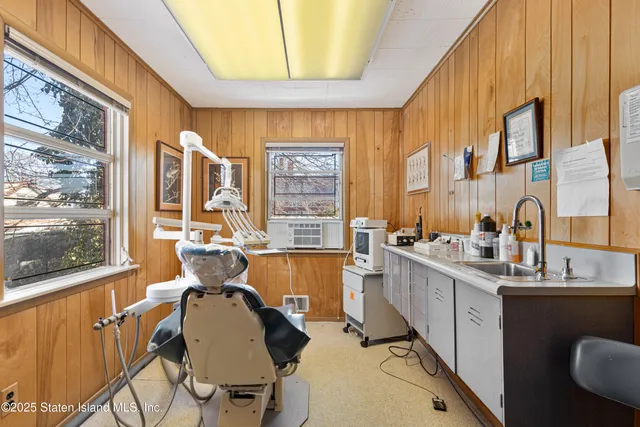 $650,000 | 1625 Victory Boulevard | Castleton Corners