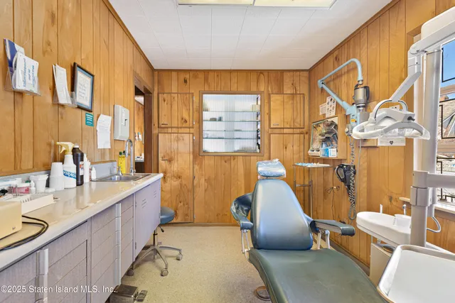 $650,000 | 1625 Victory Boulevard | Castleton Corners