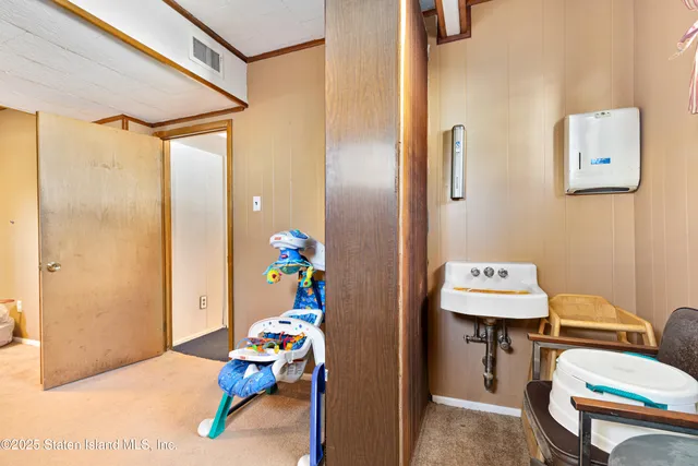 $650,000 | 1625 Victory Boulevard | Castleton Corners