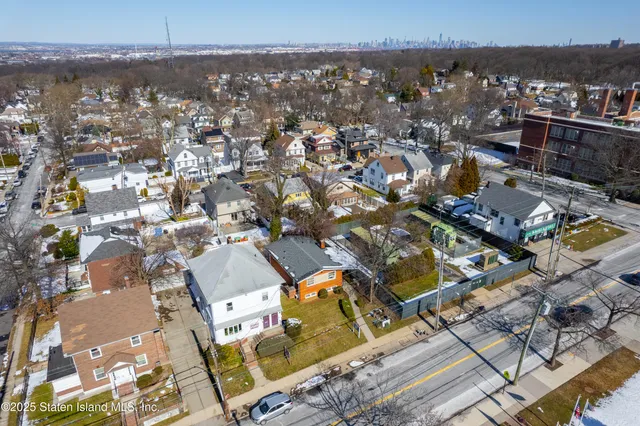 $650,000 | 1625 Victory Boulevard | Castleton Corners