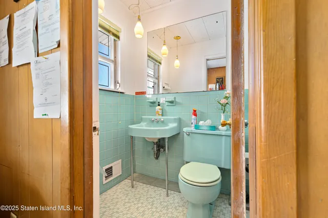 $650,000 | 1625 Victory Boulevard | Castleton Corners