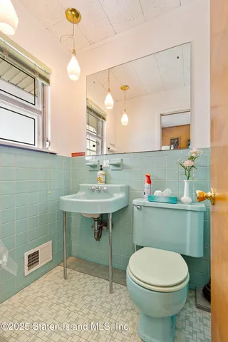 $650,000 | 1625 Victory Boulevard | Castleton Corners