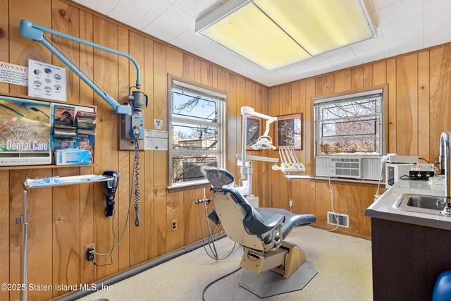 $650,000 | 1625 Victory Boulevard | Castleton Corners