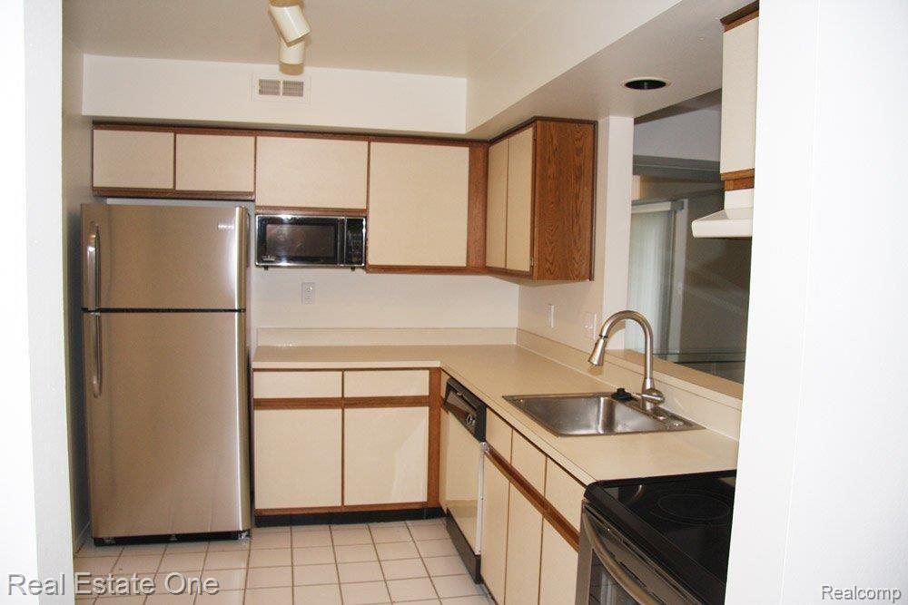 27434 Evergreen Road, Unit 37 Southfield, MI 48076 - Photo 6 of 18