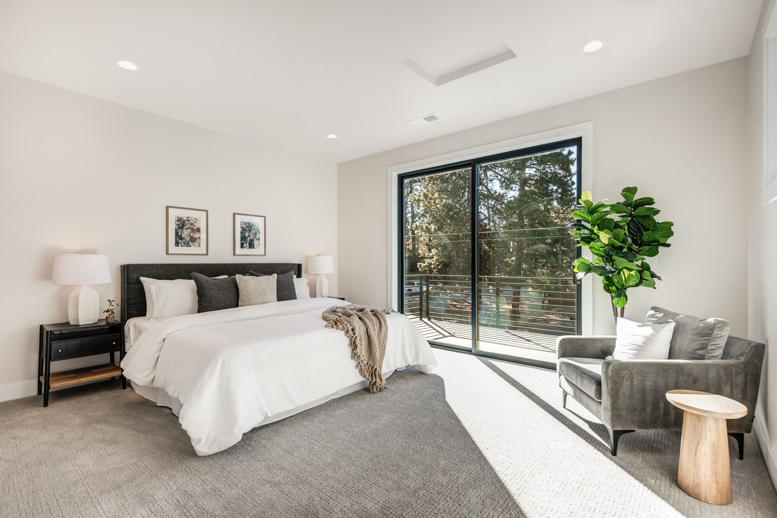 334 Southwest Roosevelt Avenue, Unit 4 Bend, OR 97702 - Photo 13 of 22 a spacious bedroom with a large bed and a large window