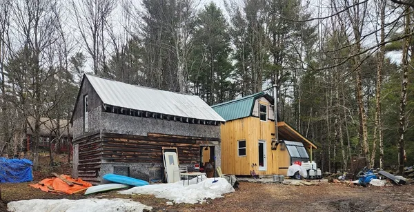 a view of a house with backyard