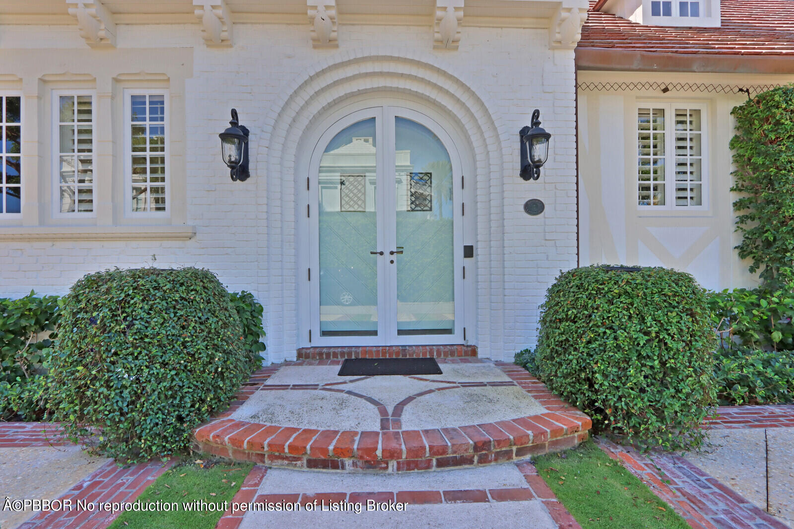 210 Via Del Mar Palm Beach, FL 33480 - Photo 4 of 85 a front view of a house