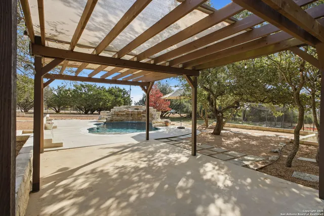 a view of a backyard