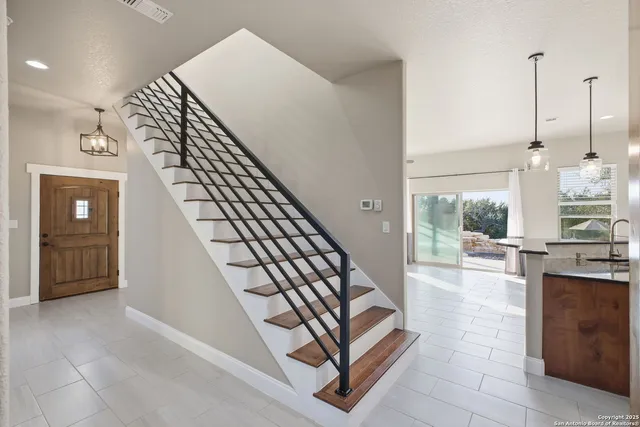 a view of entryway and kitchen
