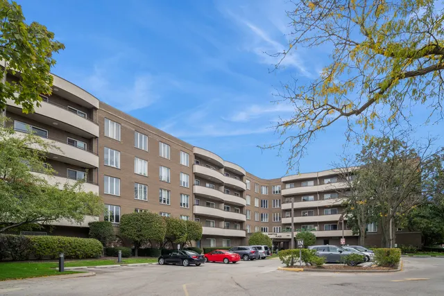 $325,000 | 7201 Lincoln Avenue, Unit 301, Lincolnwood, IL 60712