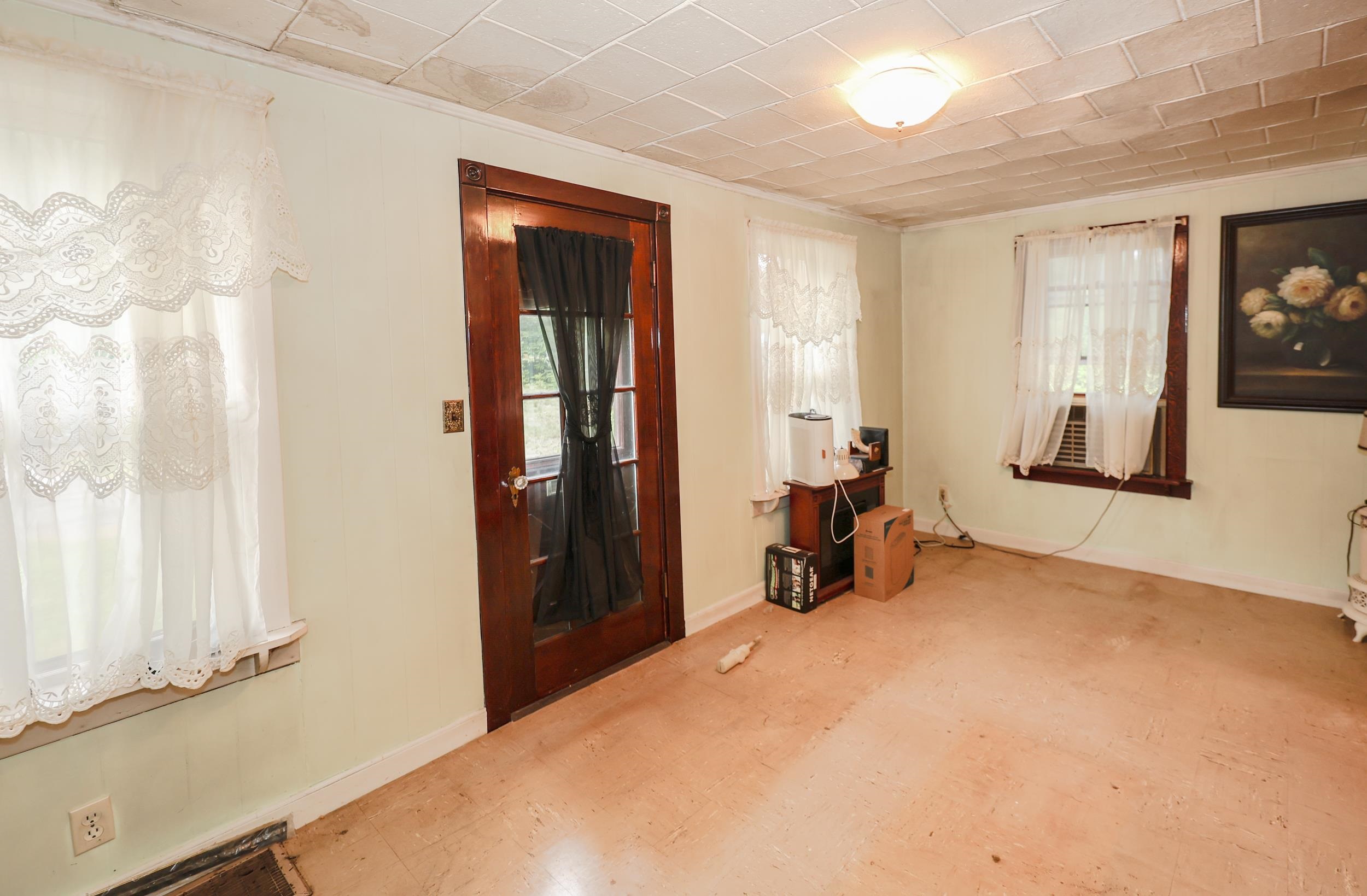 283 Hampstead Road Derry, NH 03038 - Photo 16 of 56