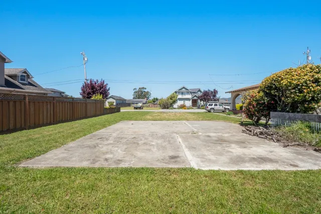 a view of a yard with a trampoline