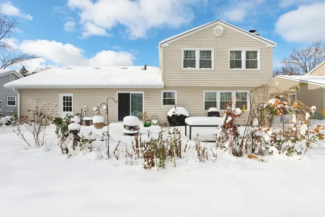 $555,000 | 810 Silver Rock Lane, Buffalo Grove, IL 60089