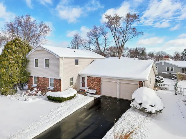 $555,000 | 810 Silver Rock Lane, Buffalo Grove, IL 60089