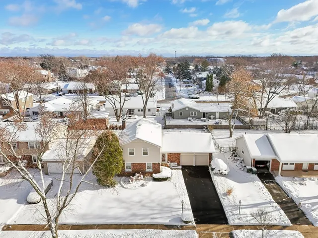 $555,000 | 810 Silver Rock Lane, Buffalo Grove, IL 60089