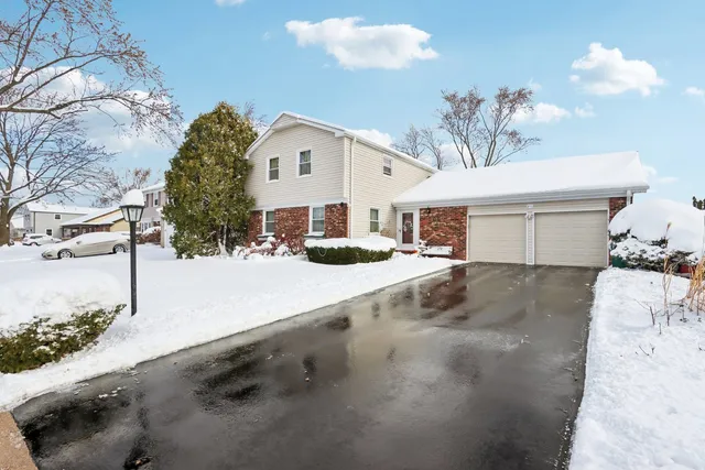 $555,000 | 810 Silver Rock Lane, Buffalo Grove, IL 60089
