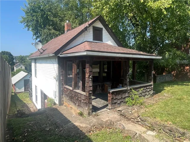 a view of house and yard with green space