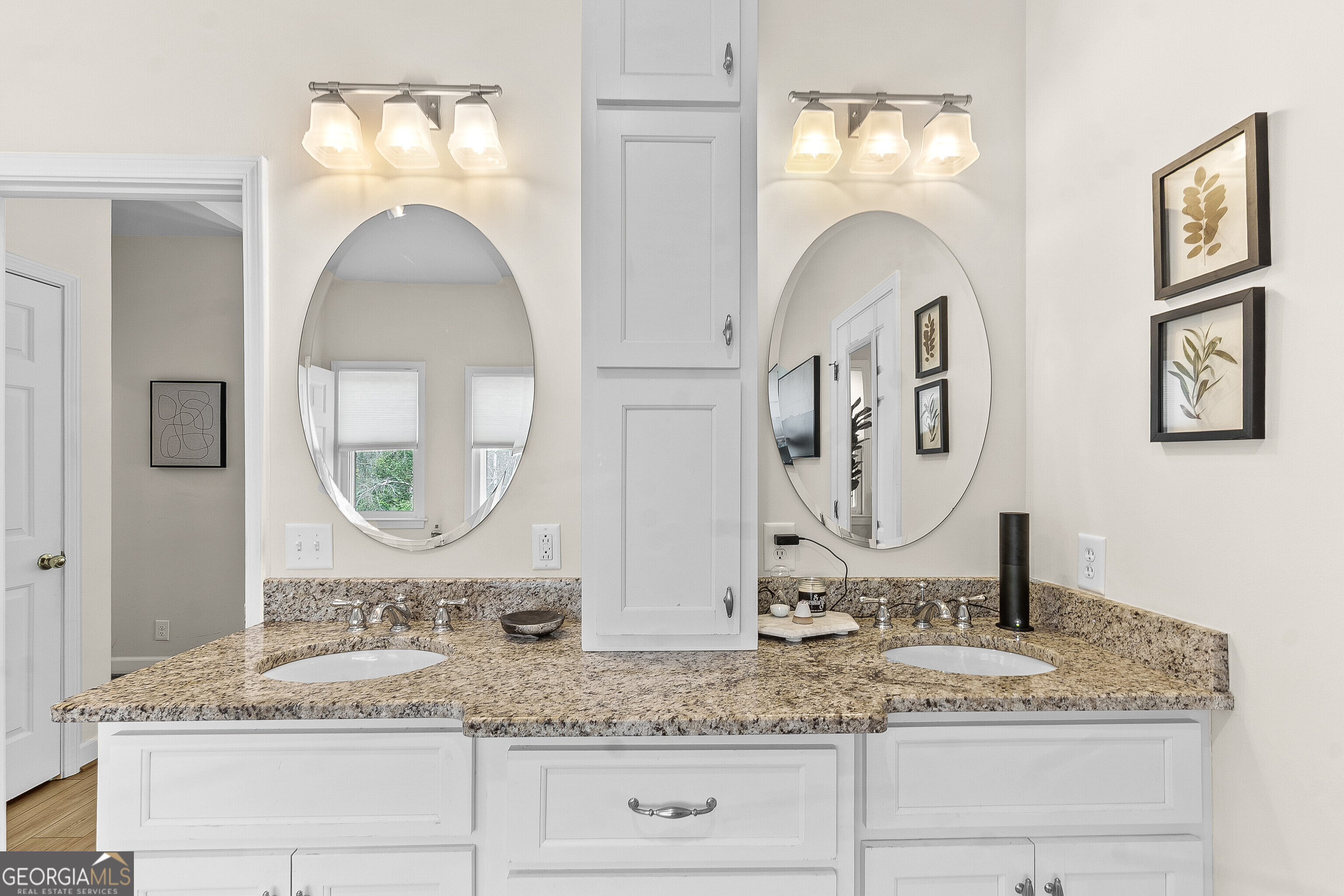 206 Huntington Court Macon, GA 31210 - Photo 16 of 27 a bathroom with double vanity sinks and a mirror