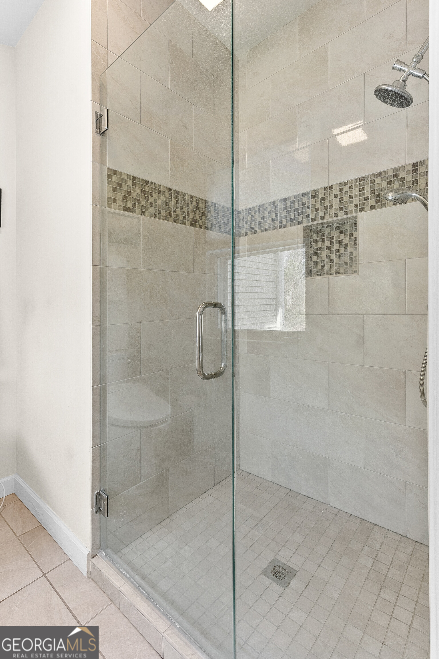 206 Huntington Court Macon, GA 31210 - Photo 18 of 27 a bathroom with a shower