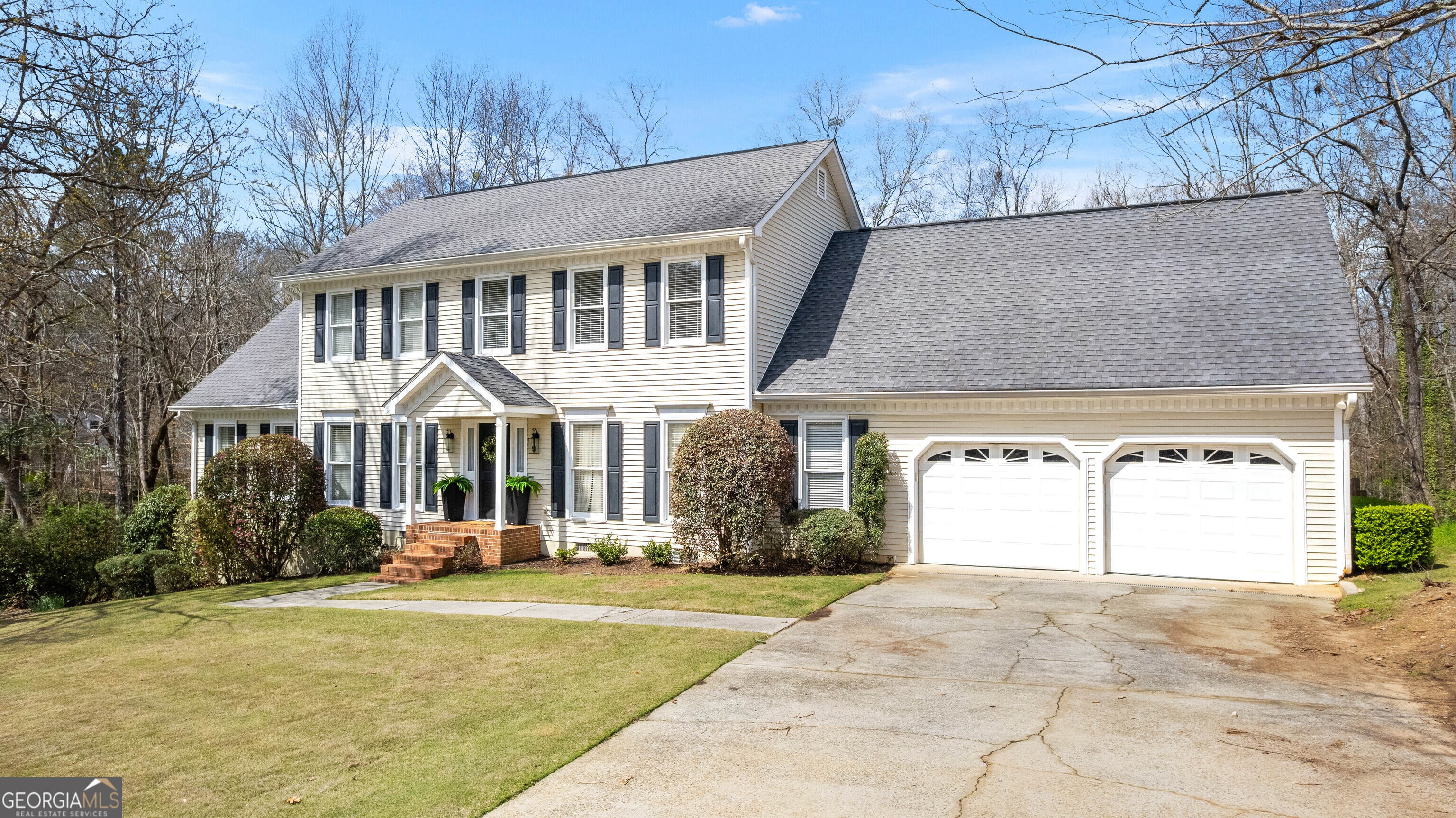 206 Huntington Court Macon, GA 31210 - Photo 2 of 27 a front view of a house with a garden