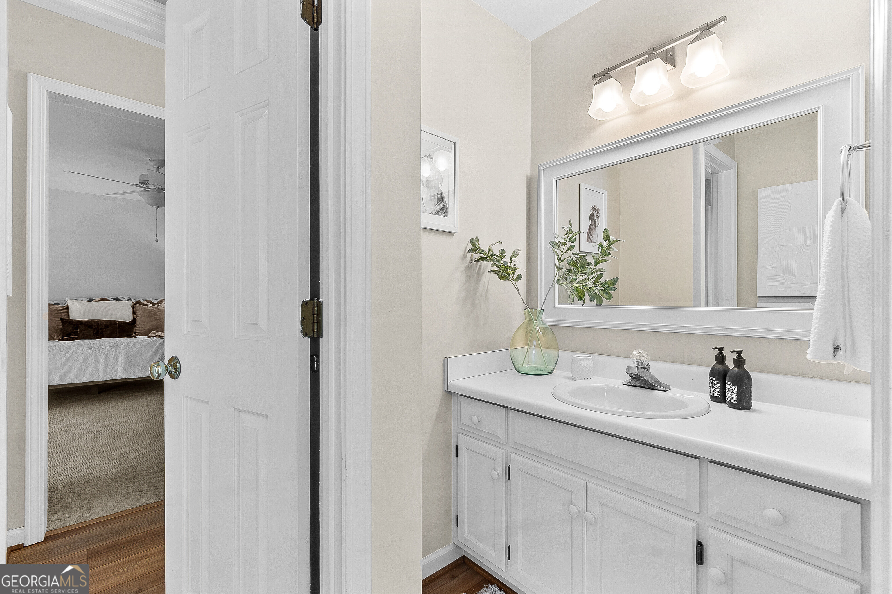 206 Huntington Court Macon, GA 31210 - Photo 22 of 27 a bathroom with a sink and a mirror