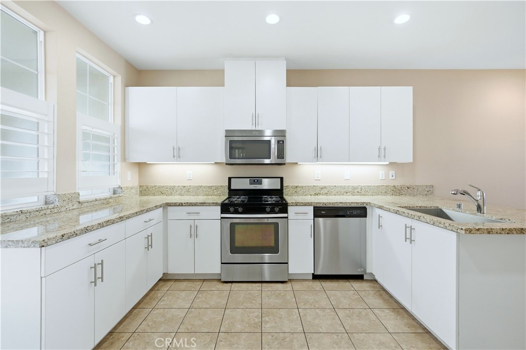 810 East Promenade, Unit C Azusa, CA 91702 - Photo 11 of 35 Kitchen