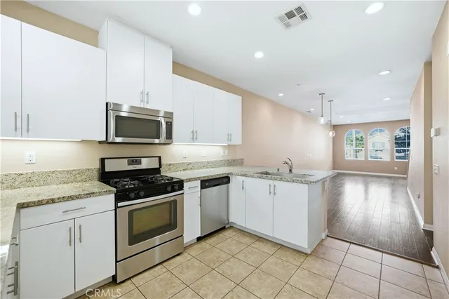 $675,000 | 810 East Promenade, Unit C, Azusa, CA 91702