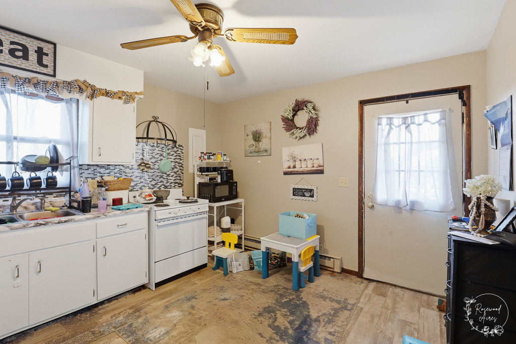 618-620 South Main Street Grant Park, IL 60940 - Photo 11 of 21 a very nice looking room with a large window