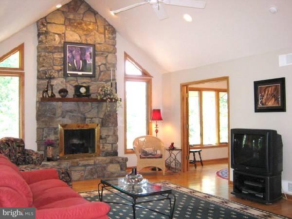398 Hawk Ridge Trail Berkeley Springs, WV 25411 - Photo 22 of 30 Living Room