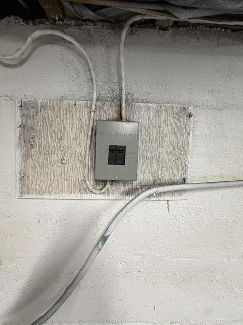 98 Rochester Street Berwick, ME 03901 - Photo 38 of 43 Generator plug