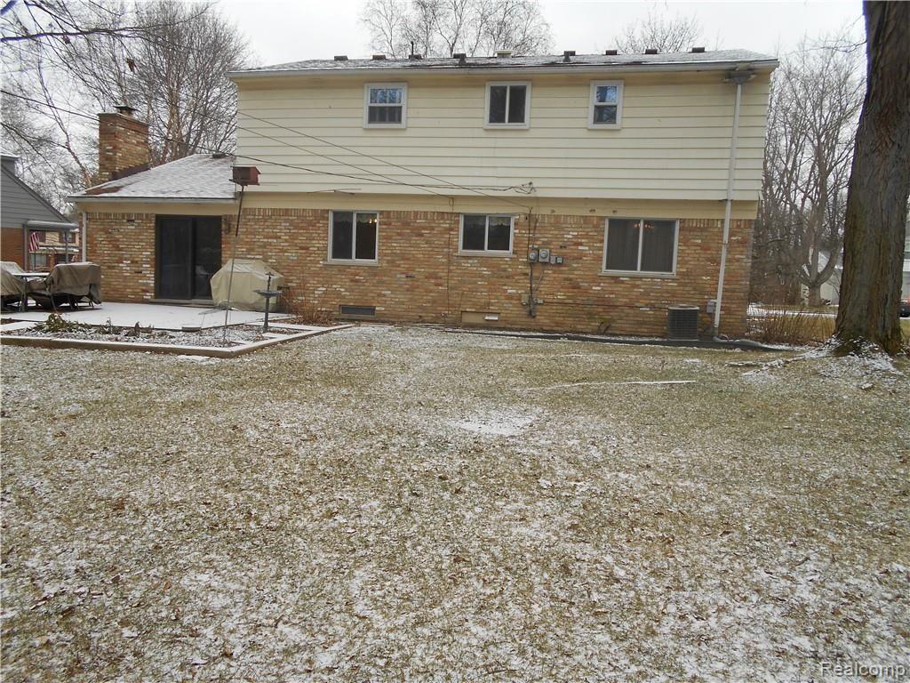 16006 Riverside Drive Livonia, MI 48154 - Photo 34 of 35 DSCN0198.JPG