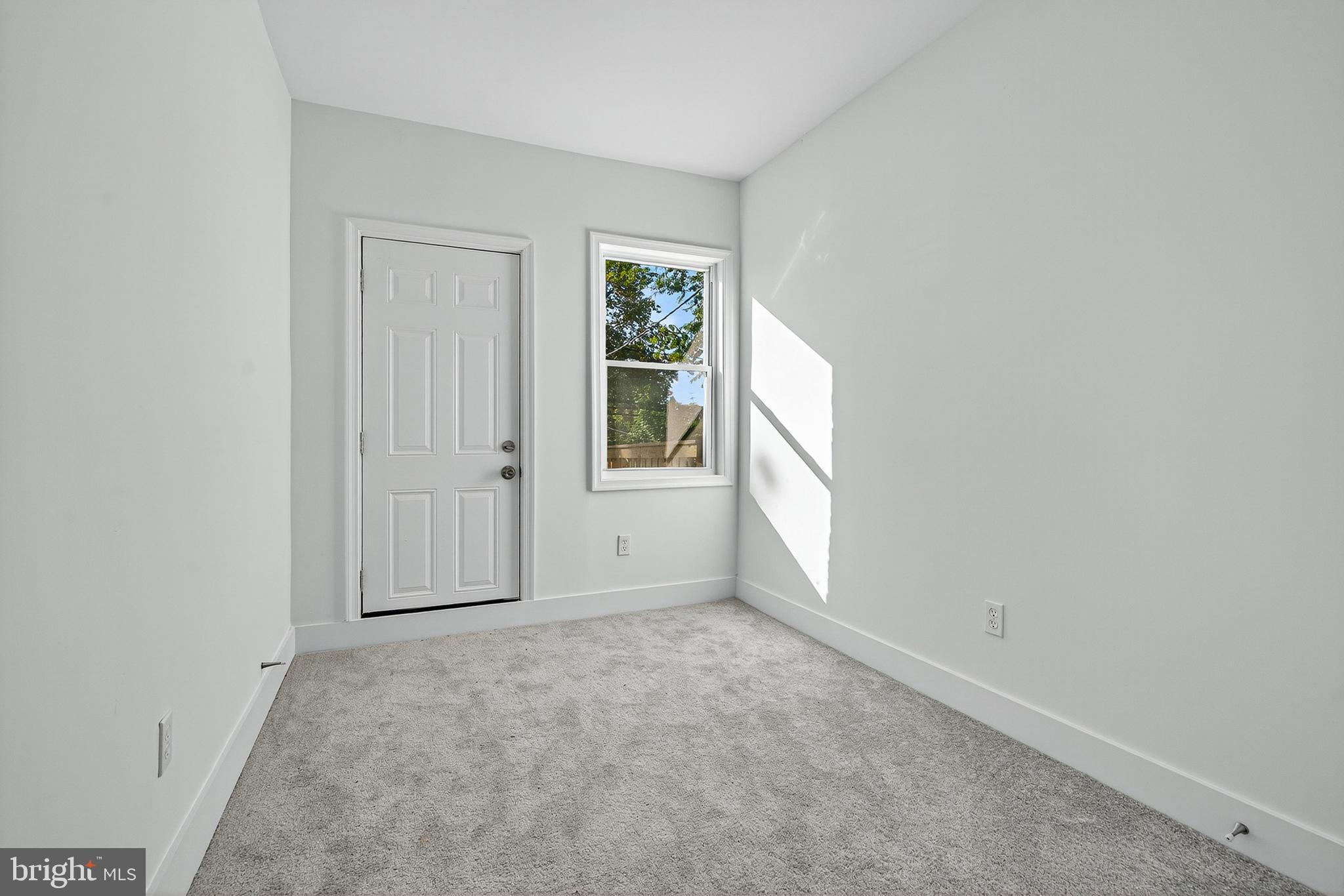 802 North Woodington Road Baltimore, MD 21229 - Photo 19 of 41 an empty room with windows