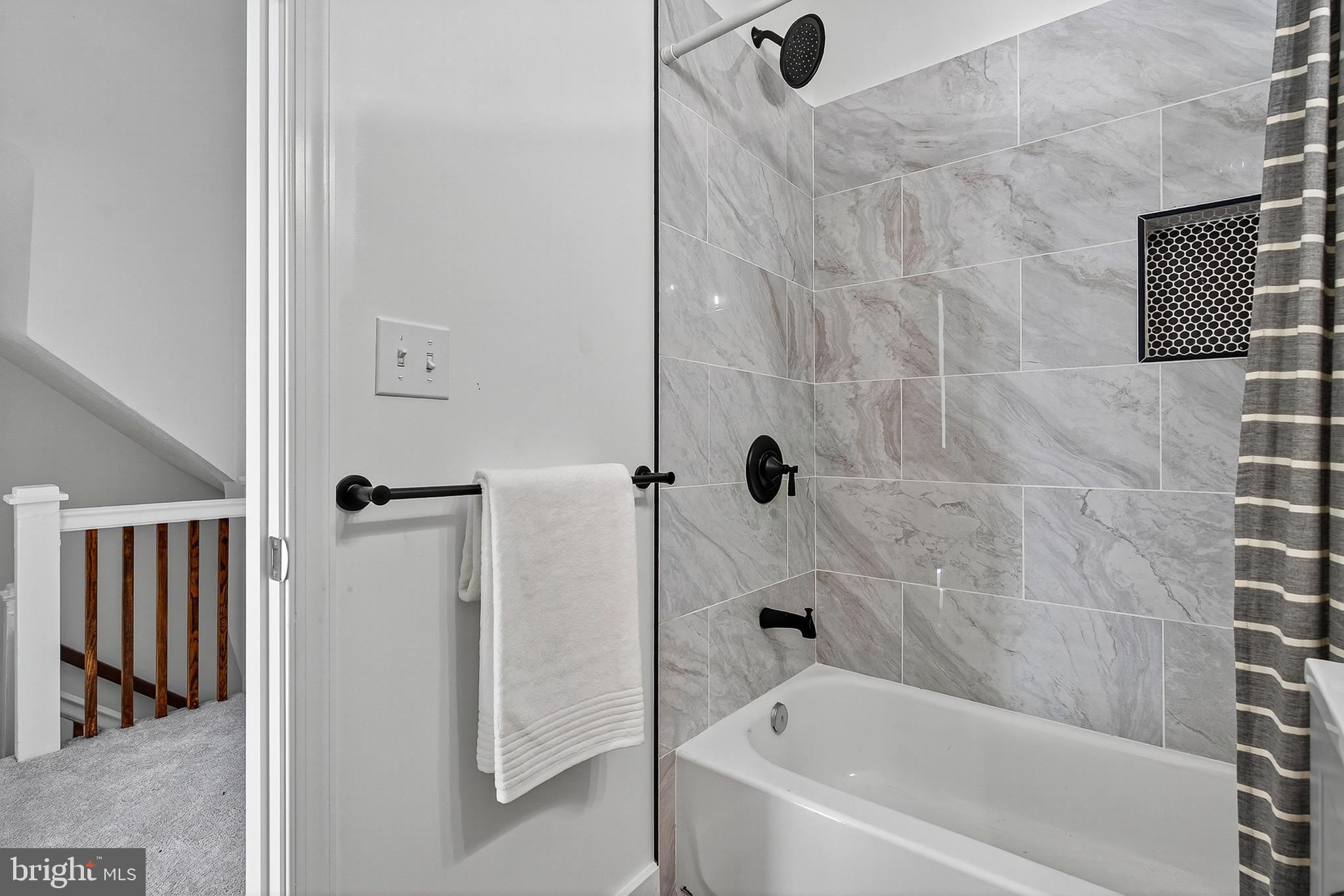 802 North Woodington Road Baltimore, MD 21229 - Photo 22 of 41 a bathroom with a bathtub