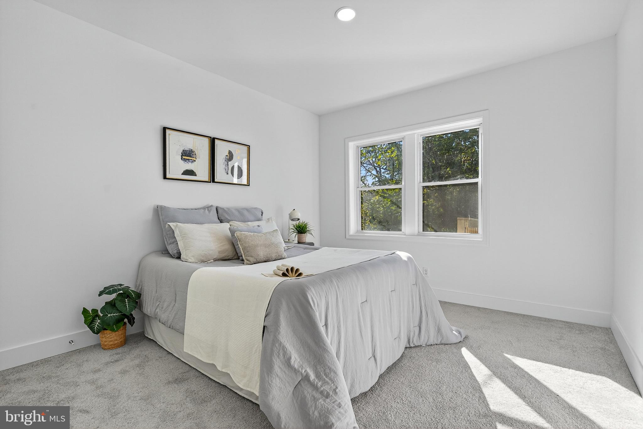 802 North Woodington Road Baltimore, MD 21229 - Photo 23 of 41 a room with a bed and a window