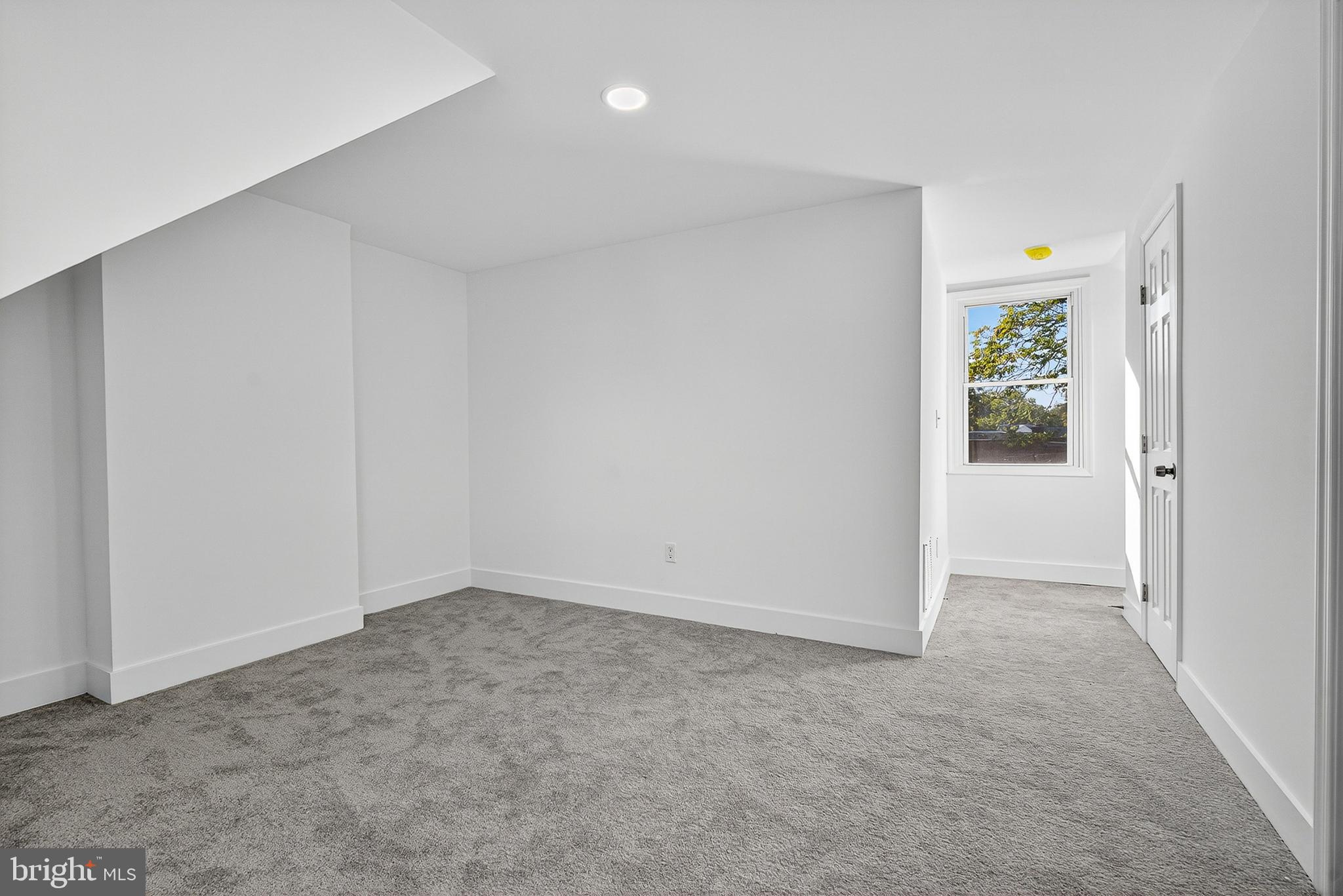 802 North Woodington Road Baltimore, MD 21229 - Photo 25 of 41 an empty room with windows