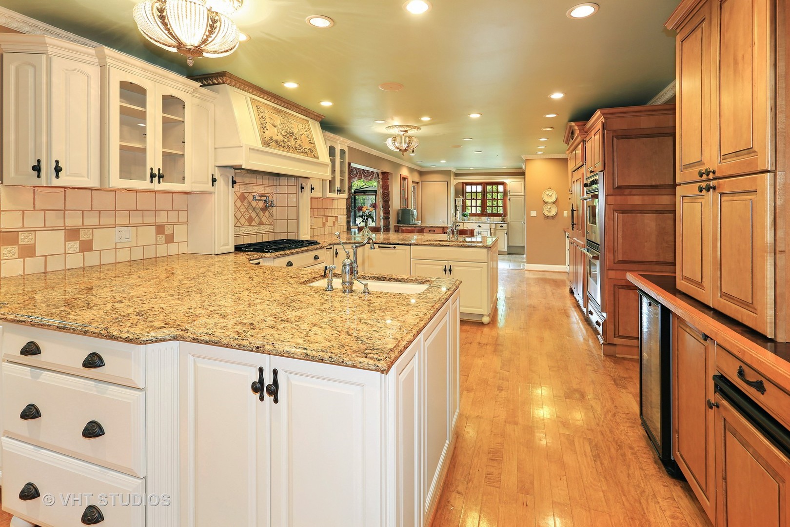 39 Mockingbird Lane Oak Brook, IL 60523 - Photo 11 of 45 a kitchen with stainless steel appliances granite countertop a refrigerator and a sink