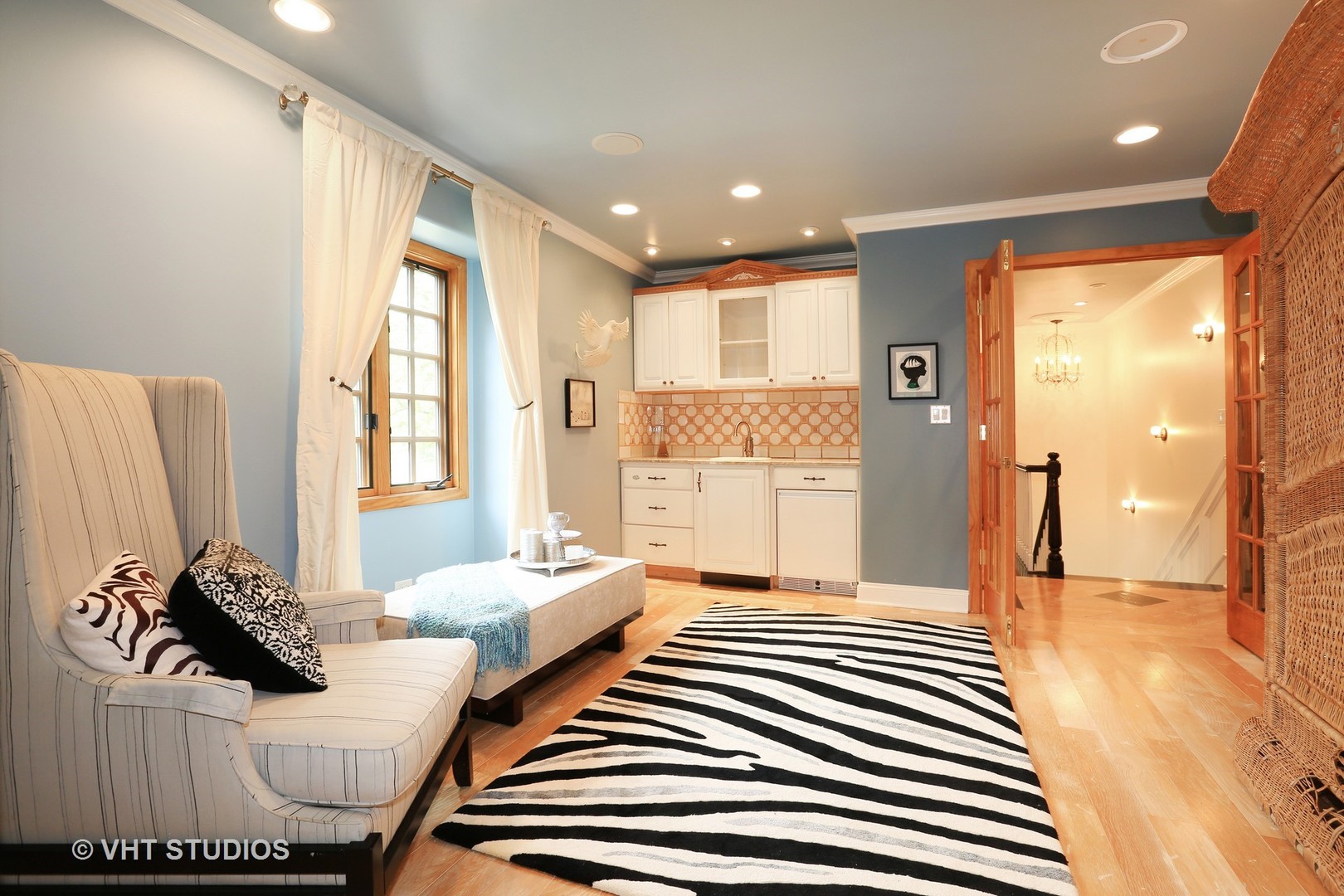 39 Mockingbird Lane Oak Brook, IL 60523 - Photo 17 of 45 a living room with furniture and a large window