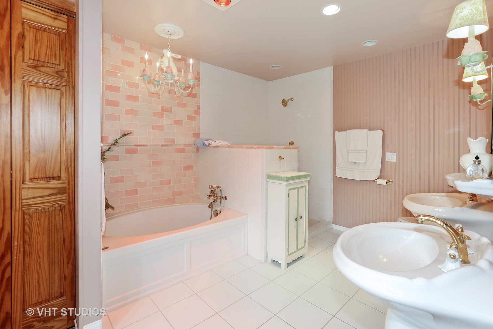39 Mockingbird Lane Oak Brook, IL 60523 - Photo 25 of 45 a bathroom with a bathtub and a sink