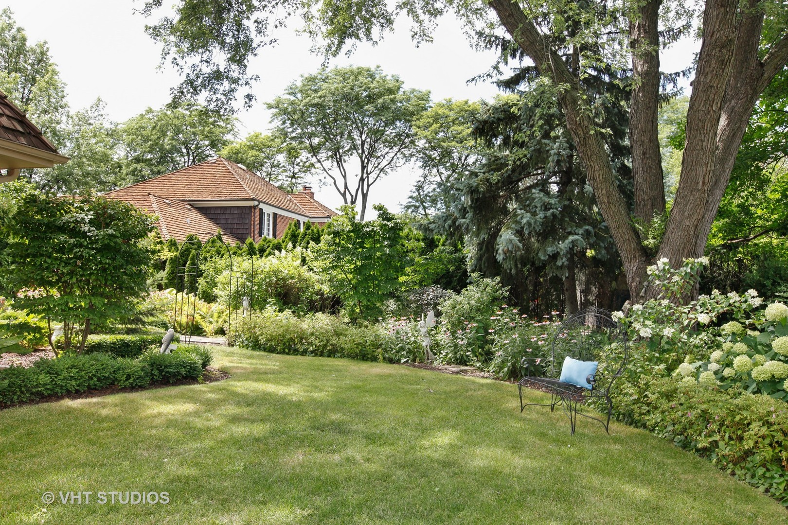 39 Mockingbird Lane Oak Brook, IL 60523 - Photo 28 of 45 a view of a backyard