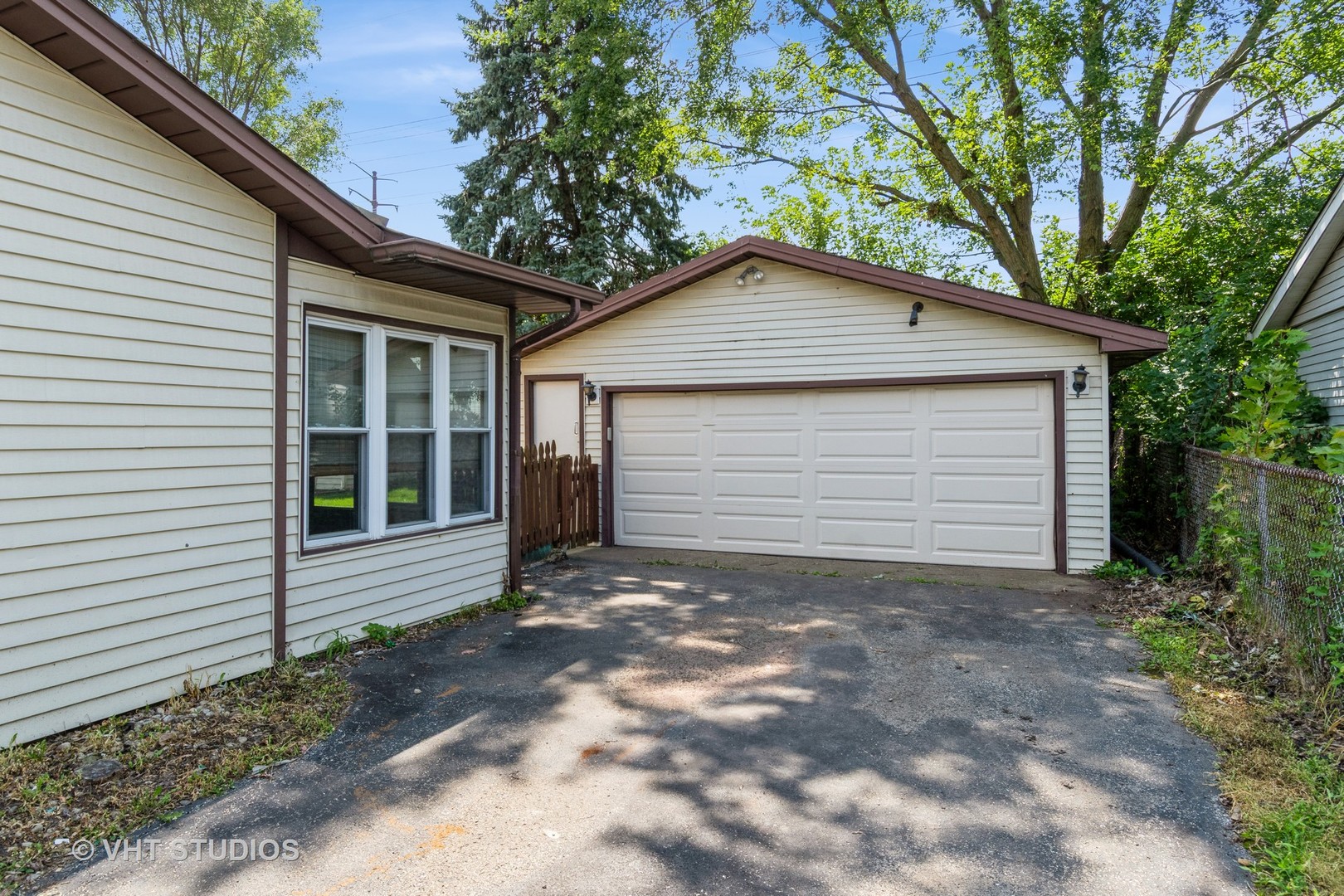 809 Oakton Avenue Romeoville, IL 60446 - Photo 18 of 23 a small white house with a outdoor space