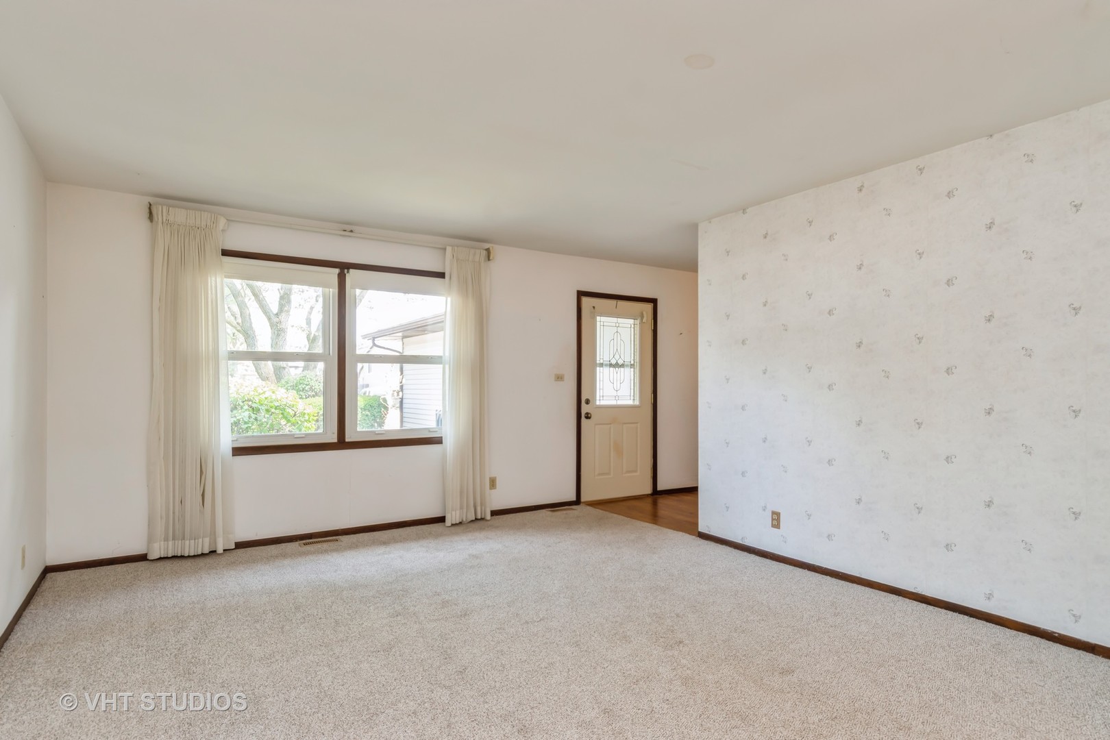 809 Oakton Avenue Romeoville, IL 60446 - Photo 2 of 23 an empty room with windows
