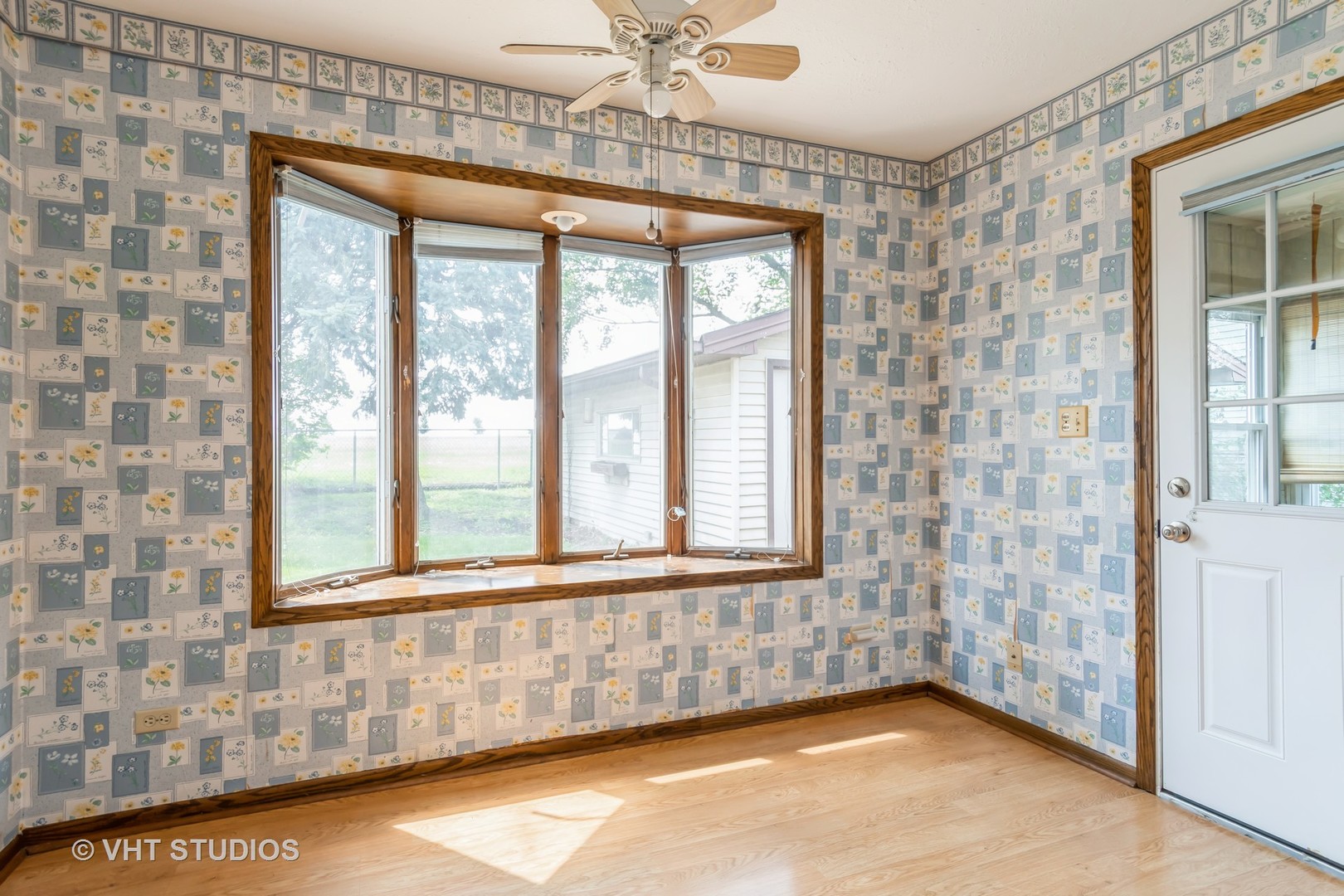 809 Oakton Avenue Romeoville, IL 60446 - Photo 7 of 23 a view of an entryway