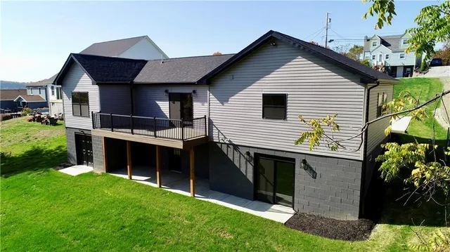 a view of a house with backyard and garden