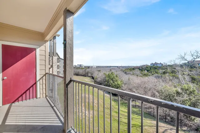 $179,899 | 2320 Gracy Farms Lane, Unit 823, Austin, TX 78758
