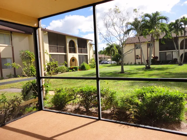 a view of a backyard