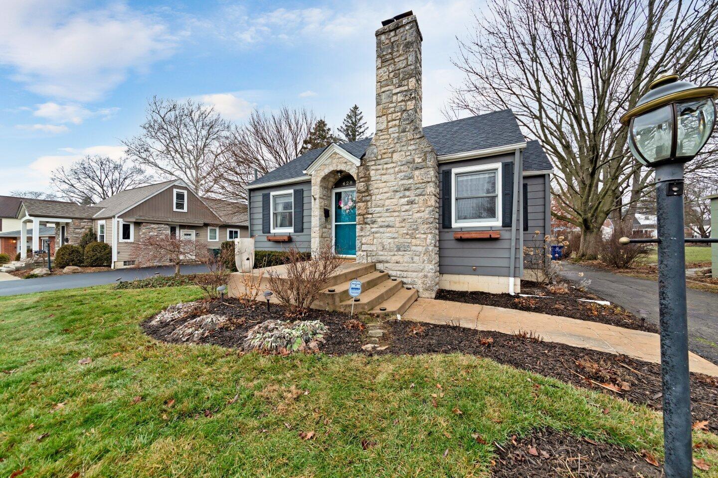 428 East Beaumont Road Columbus, OH 43214 - Photo 2 of 42 004-428EastBeaumontRoad-Columbus-OH-4321