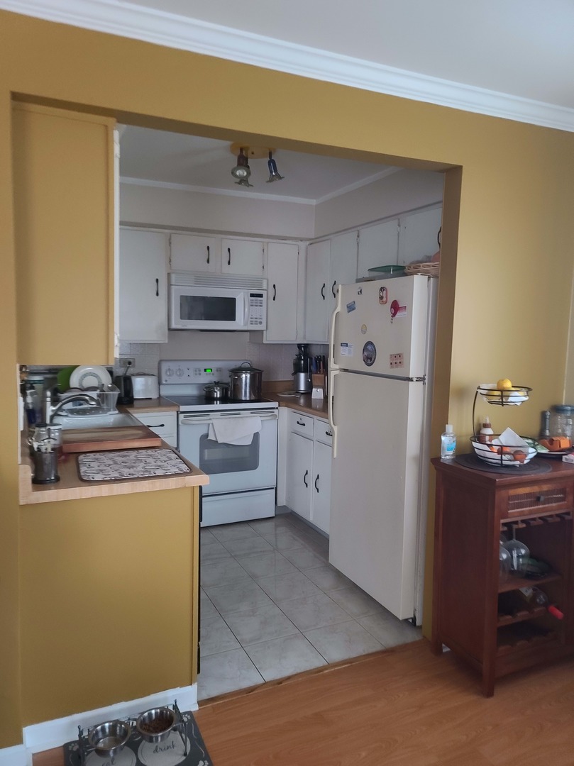 1771 West Algonquin Road, Unit 3B Mount Prospect, IL 60056 - Photo 5 of 17 a kitchen with a stove a refrigerator and a stove